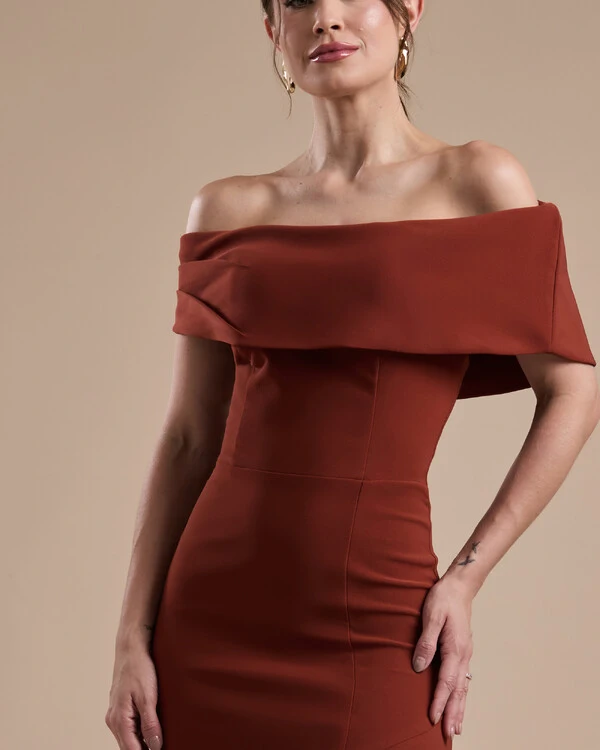Vestido de Festa Longo Alfaiataria Ombro a Ombro com Babado Cascata Terracota