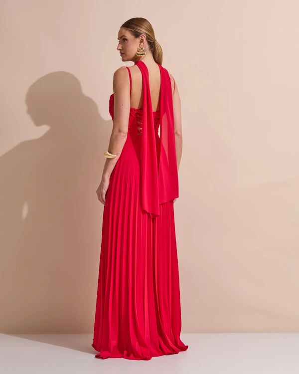 Vestido de Festa Longo Crepe Chiffon Plissado Trançado e Lenço Vermelho