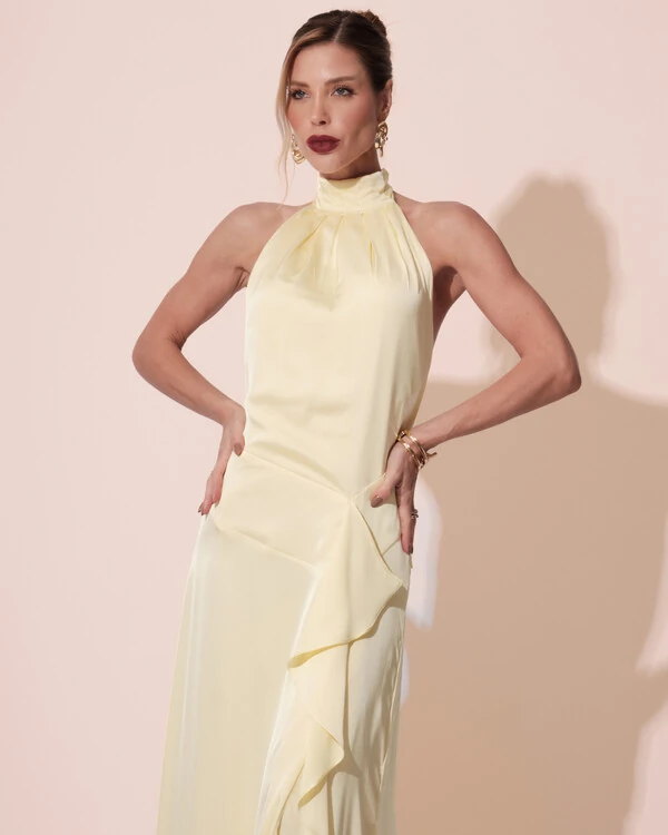 Vestido Longo de Festa Cetim Fluido Gola Alta e Babado Cascata Amarelo Manteiga