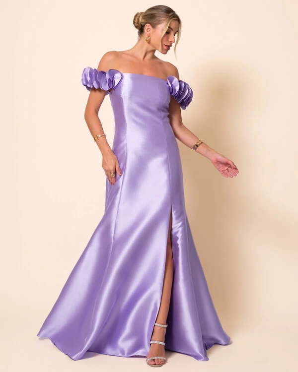 Vestido Longo de Festa Zibeline Ombro a Ombro com Flores e Fenda Lilás