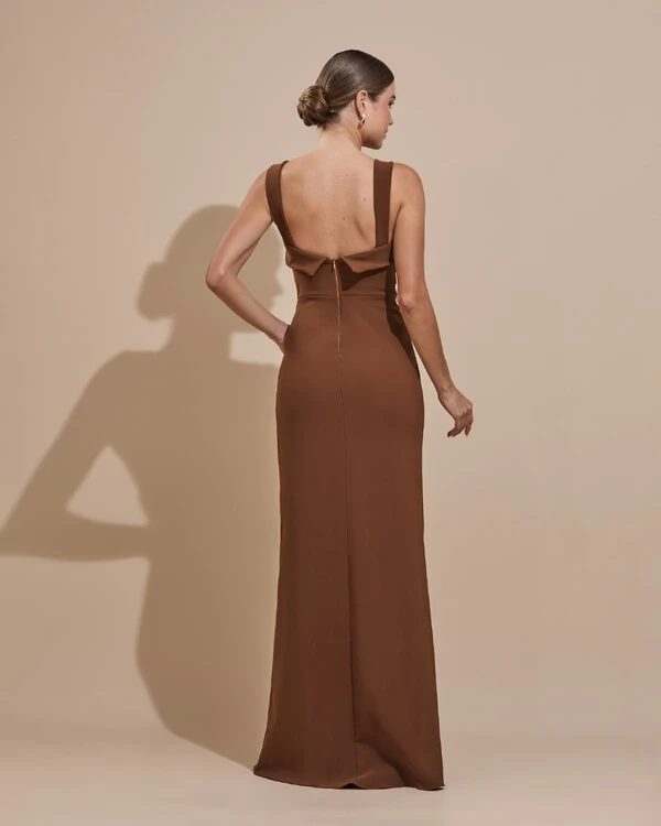 Vestido de Festa Longo Alfaiataria Decote Coração com Alças e Fenda Marrom