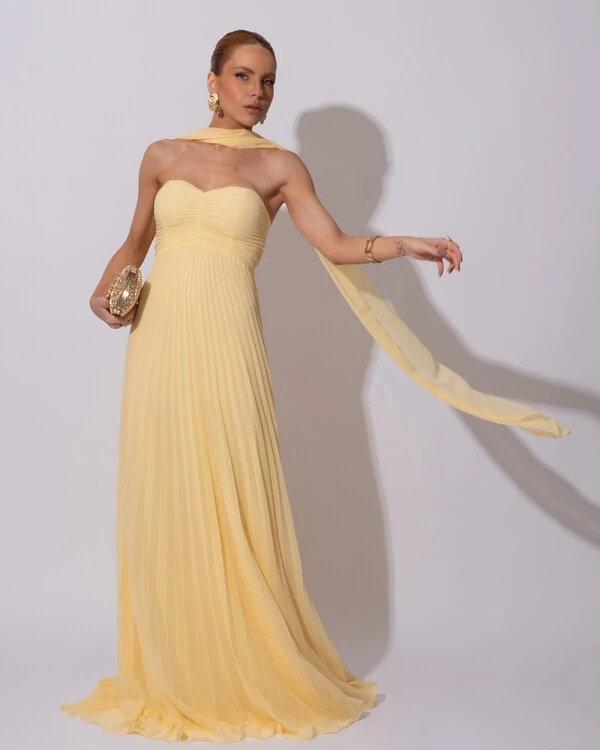 Vestido de Festa Longo Tomara que Caia Grife Plissado com Lenço Amarelo Manteiga
