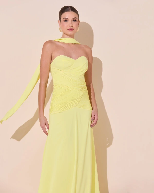 Vestido de Festa Longo Decote Coração Crepe Chiffon Drapeado Plissado Lenço Amarelo Manteiga