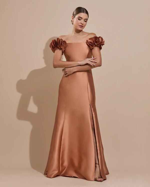 Vestido Longo de Festa Zibeline Ombro a Ombro com Flores e Fenda Mocha Mousse New
