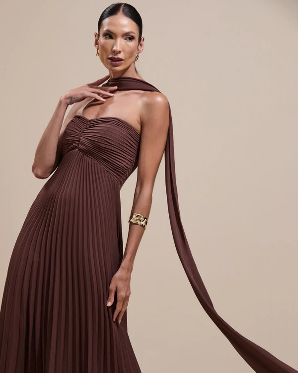 Vestido de Festa Longo Tomara que Caia Plissado com Lenço Marrom