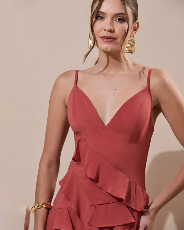 Vestido de Festa Longo Decote V Crepe Chiffon Babados Cascata e Fenda Terracota