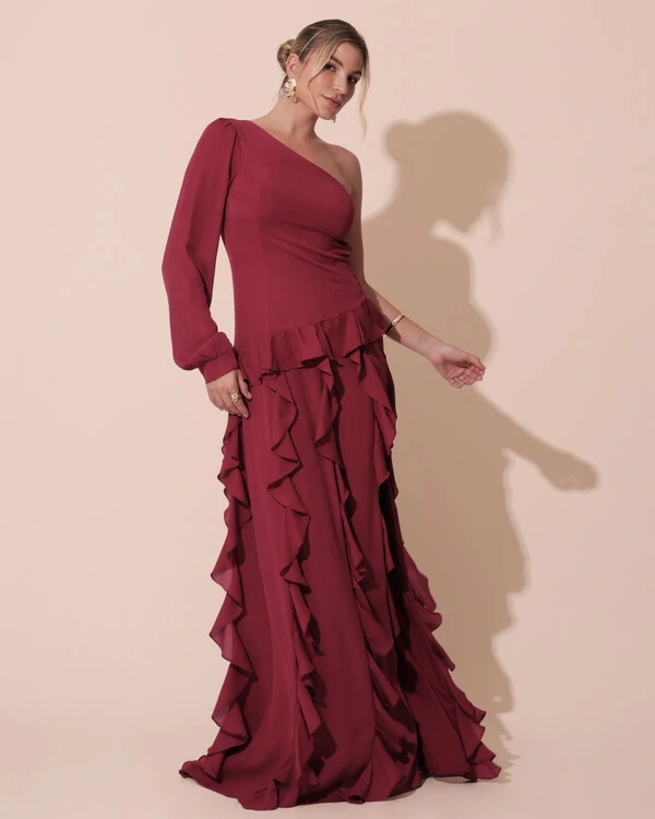 Vestido de Festa Longo Crepe Um Ombro Só Manga Longa e Babados Cascata Fenda Cereja