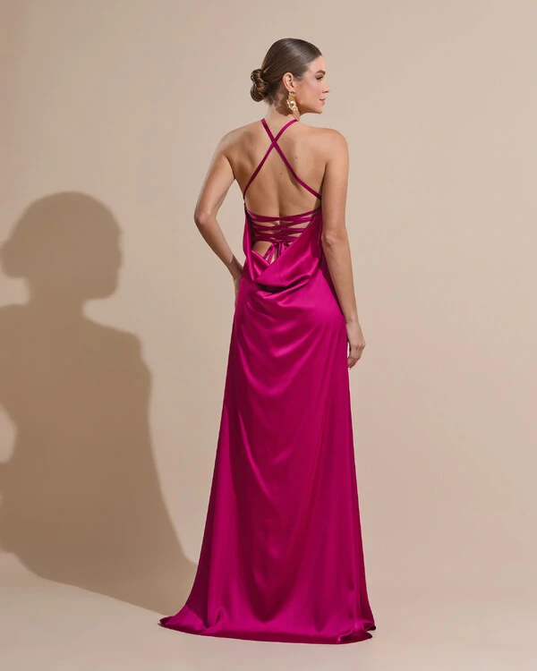 Vestido Longo de Cetim com Decote Triangular e Amarração nas Costas Degagê Beterraba
