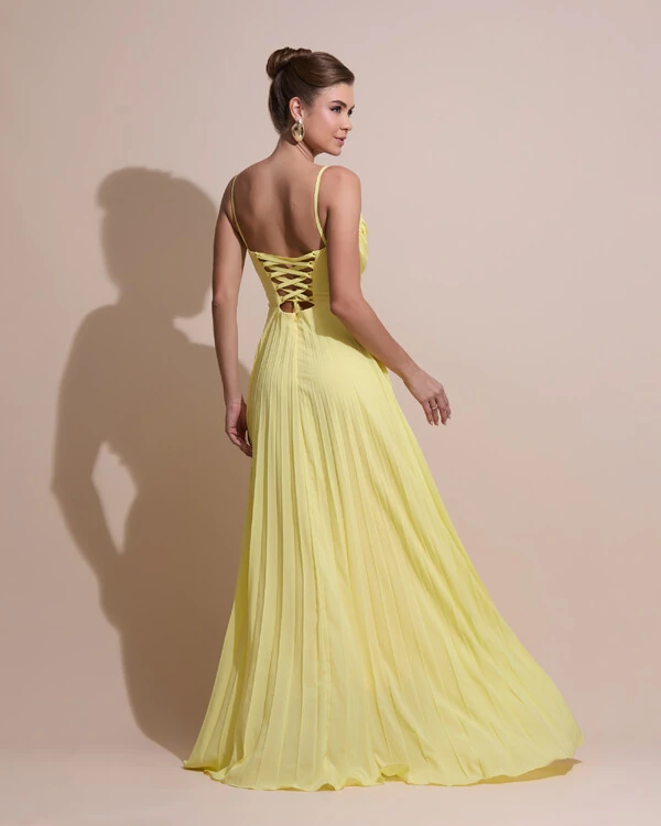 Vestido de Festa Longo Crepe Chiffon Plissado Trançado e Lenço Amarelo Manteiga