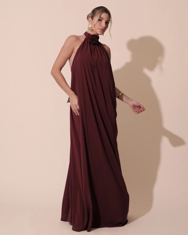 Vestido Longo Crepe Chiffon Frente Única Fluido Flor Removível Marsala