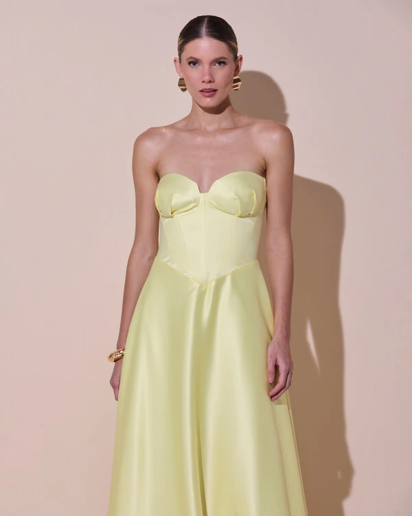 Vestido de Festa Longo Tomara que Caia Cetim Decote Coração Drapeado Amarelo Manteiga