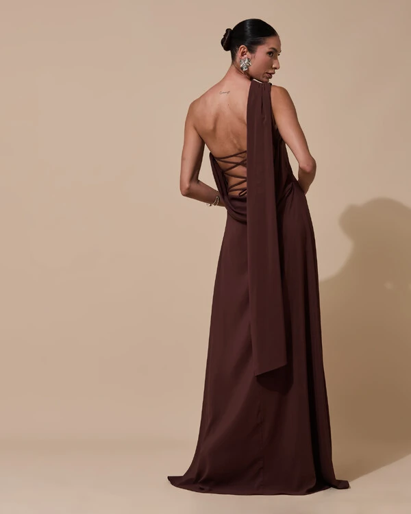 Vestido de Festa Longo Tomara que Caia Crepe Chiffon Lenço Drapeado Costas Trançada Marrom