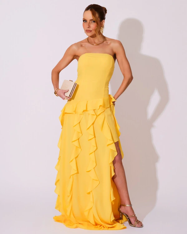 Vestido de festa Longo Tomara que Caia Crepe Chiffon com Bababos Cascata e Fenda Amarelo