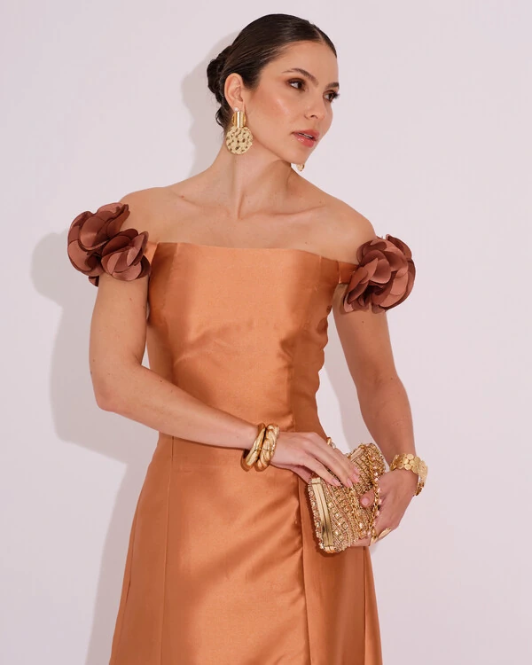 Vestido Longo de Festa Zibeline Ombro a Ombro com Flores e Fenda Mocha Mousse
