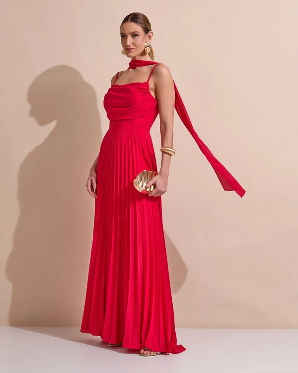 Vestido de Festa Longo Crepe Chiffon Plissado Trançado e Lenço Vermelho