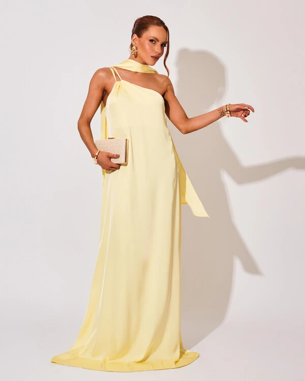 Vestido de Festa Longo em Cetim Fluido um Ombro Só Amarelo Manteiga