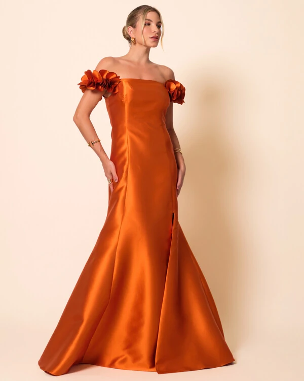 Vestido Longo de Festa Zibeline Ombro a Ombro com Flores e Fenda Terracota