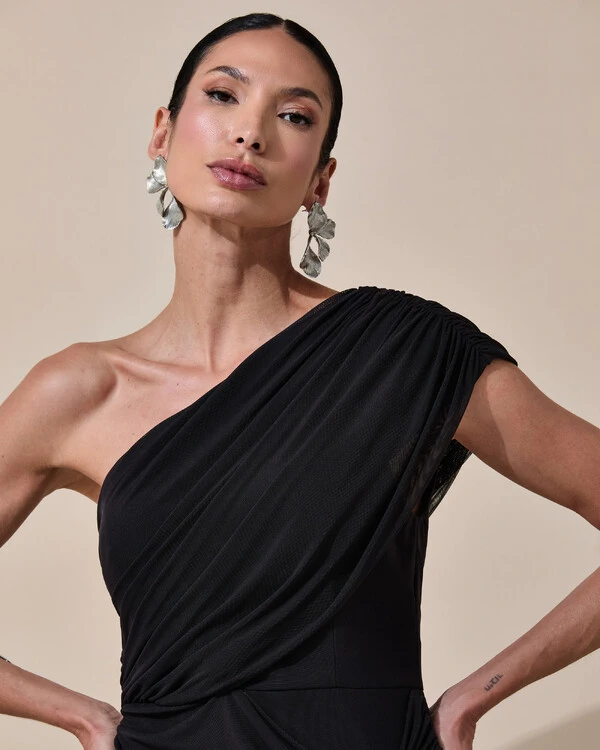 Vestido de Festa Longo Um Ombro Só Tule Drapeado Faixa Preto