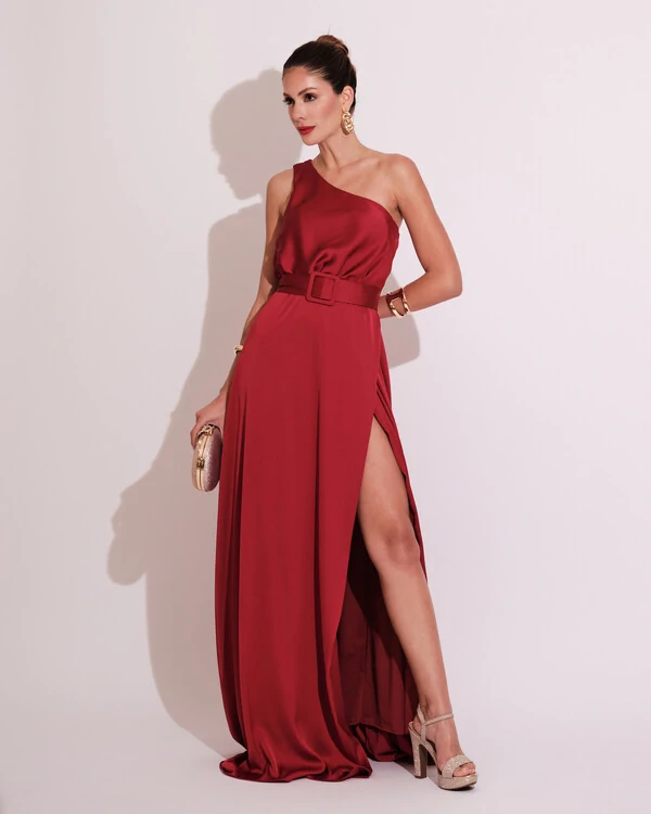 Vestido Longo um Ombro com Busto Blousê e Fenda Marsala