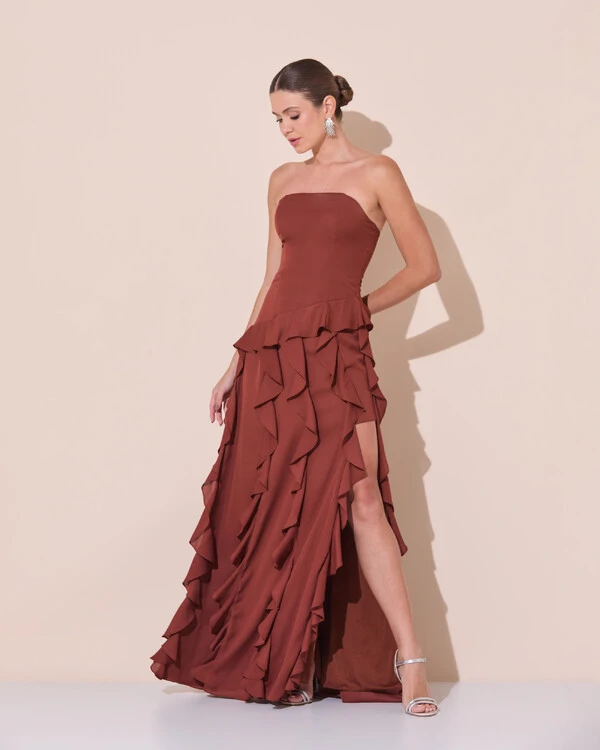 Vestido de festa Longo Tomara que Caia Crepe Chiffon com Babados Cascata e Fenda Marrom New