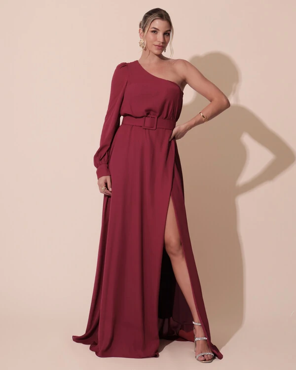 Vestido de Festa Longo um Ombro Só Manga Longa com Cinto Cereja