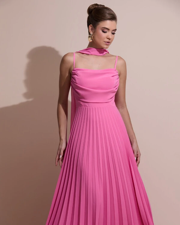 Vestido de Festa Longo Crepe Chiffon Plissado Trançado e Lenço Rosa