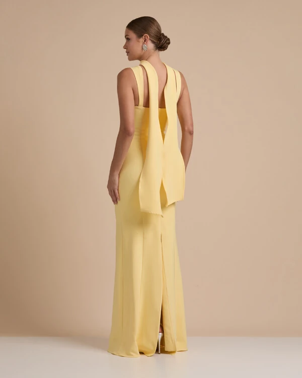 Vestido de Festa Longo Alfaiataria Alça Larga e Lenço Amarelo Manteiga