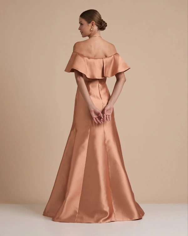 Vestido de Festa Longo Zibeline Ombro a Ombro com Babado Mocha Mousse New