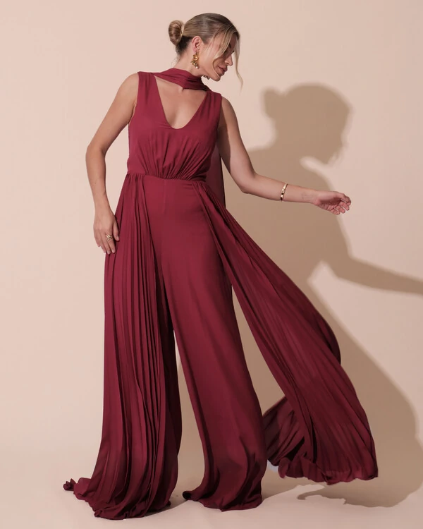 Macacão de Festa Longo Crepe Pantalona Plissado e Lenço Cereja