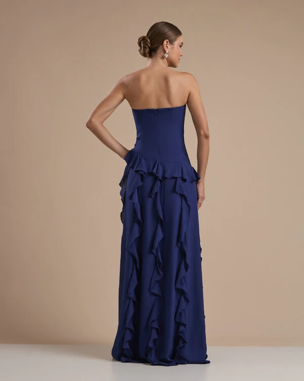 Vestido de festa Longo Tomara que Caia Crepe Chiffon com Bababos Cascata e Fenda Azul Marinho
