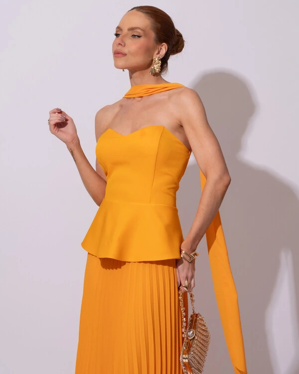 Vestido de Festa Longo Alfaiataria Tomara que Caia Saia Plissada e Lenço Laranja Manga