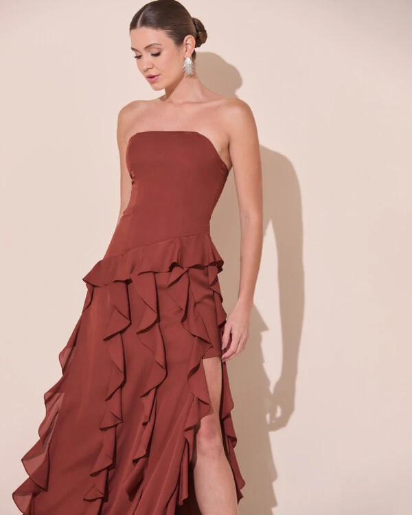 Vestido de festa Longo Tomara que Caia Crepe Chiffon com Babados Cascata e Fenda Marrom New