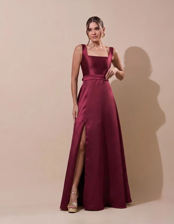 Vestido de Festa Longo Zibeline com Fenda e Faixa Marsala Escuro