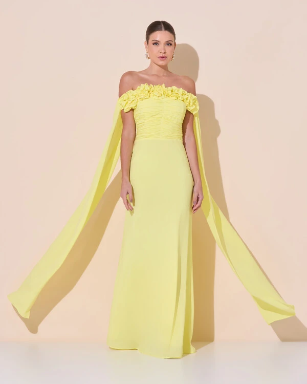 Vestido de Festa Longo Ombro a Ombro Plissado Crepe Chiffon Capa Flor 3D Amarelo Manteiga