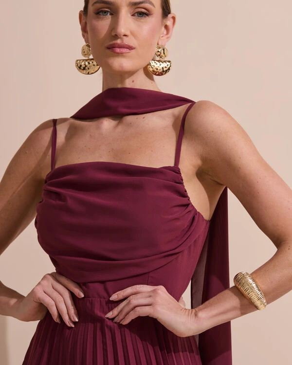 Vestido de Festa Longo Crepe Chiffon Plissado Trançado e Lenço Marsala