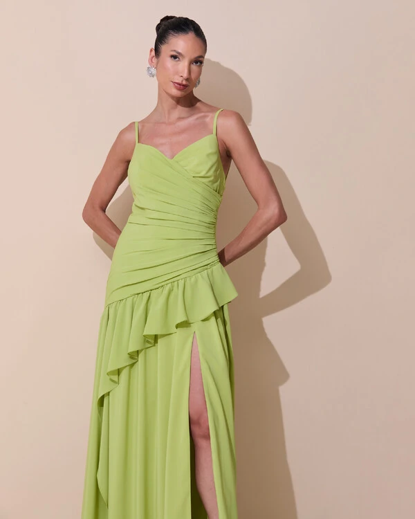 Vestido de Festa Longo Decote Drapeado Crepe Chiffon Fenda Babado Camadas Verde Claro