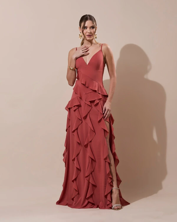 Vestido de Festa Longo Decote V Crepe Chiffon Babados Cascata e Fenda Terracota