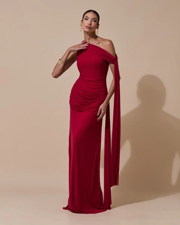 Vestido de Festa Longo Um Ombro Só Tule Faixa Drapeada Lenço Cereja