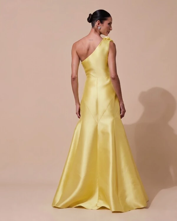 Vestido de Festa Longo Zibeline um Ombro Só Flor Removível Saia Sereia Amarelo Manteiga