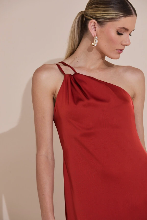 Vestido de Festa Longo em Cetim Fluido um Ombro Só com Lenço Terracota
