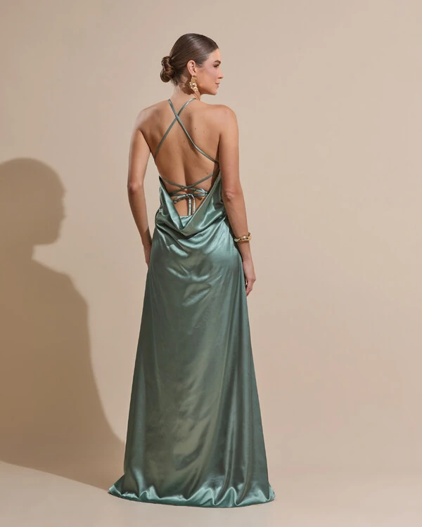 Vestido Longo de Cetim com Decote Triangular e Amarração nas Costas Degagê Verde Oliva