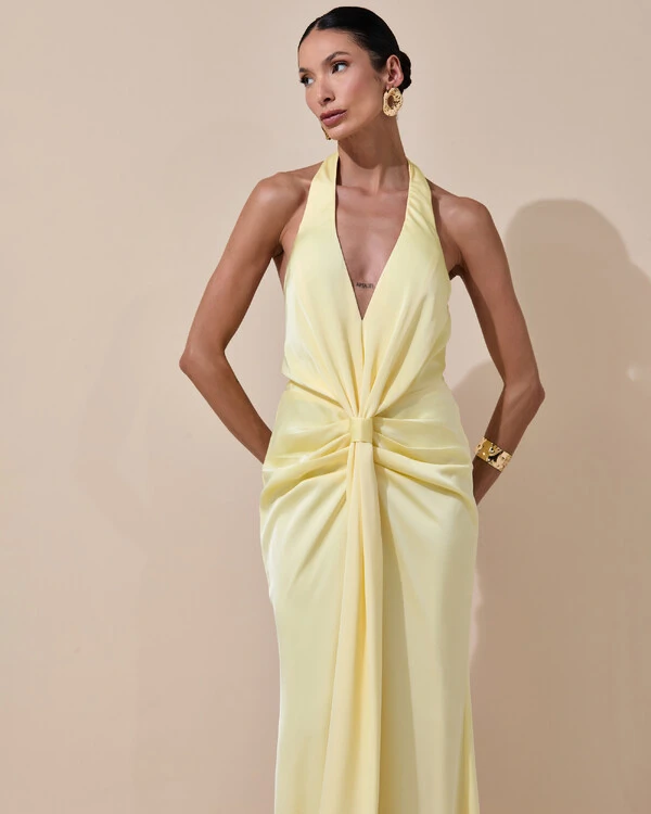 Vestido de Festa Longo Frente Única Decote V Cetim Drapeado Faixa Amarelo Manteiga