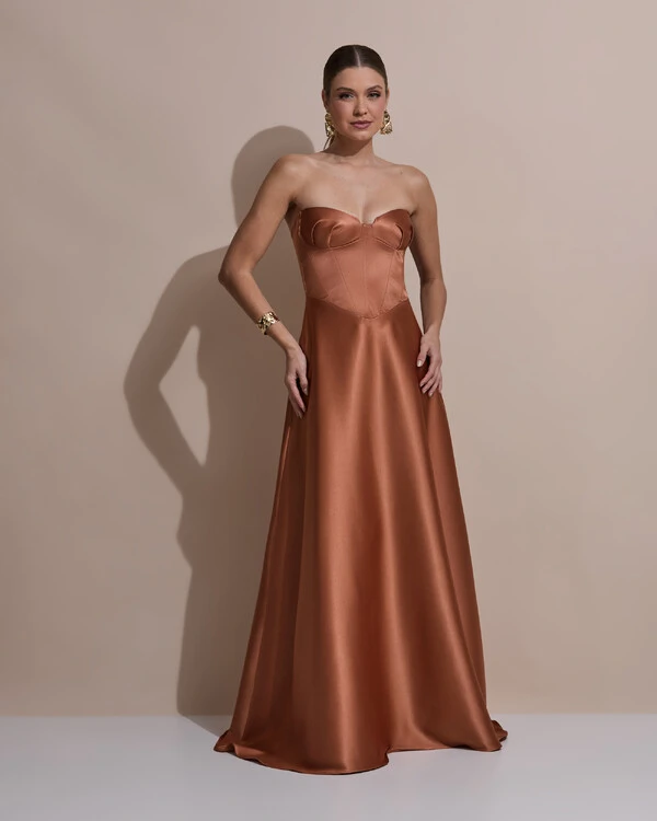 Vestido de Festa Longo Tomara que Caia Decote Coração Cetim Cruzado Costas Mocha Mousse