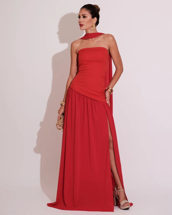 Vestido de Festa Longo Tomara que Caia Alfaiataria e Saia Crepe Chiffon e Lenço Vermelho