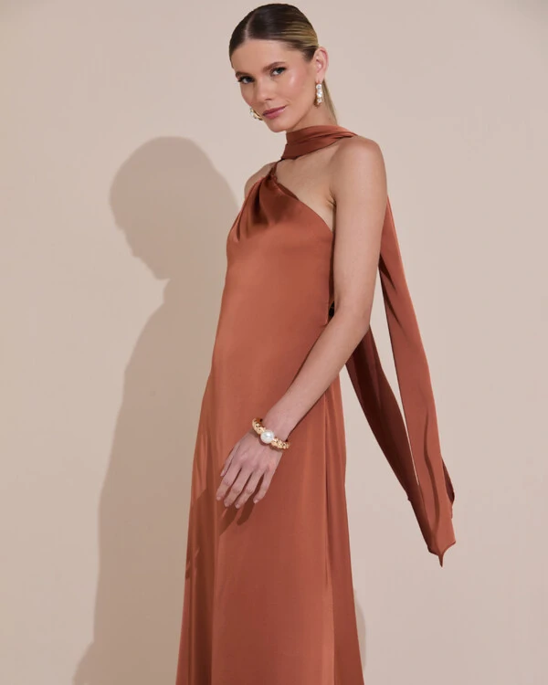Vestido de Festa Longo em Cetim Fluido um Ombro Só Mocha Mousse