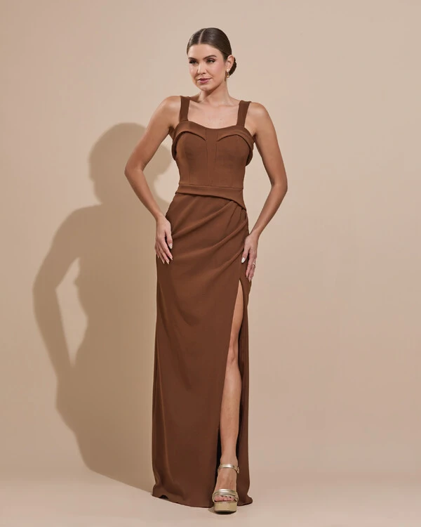 Vestido de Festa Longo Alfaiataria Decote Coração com Alças e Fenda Marrom
