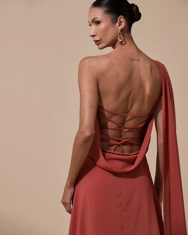 Vestido de Festa Longo Tomara que Caia Crepe Chiffon Lenço Drapeado Costas Trançada Terracota