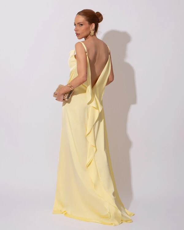 Vestido de Festa Longo Babado Costas Cetim Fluido e Fenda Amarelo Manteiga