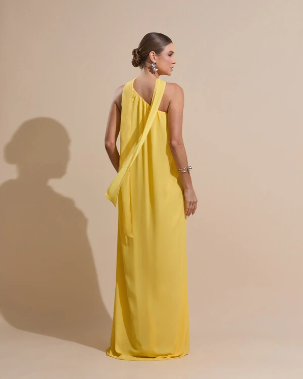 Vestido de Festa Longo Crepe Fluido um Ombro Só com Lenço Amarelo