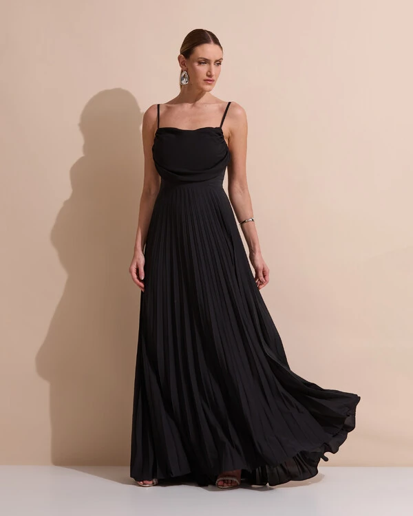 Vestido de Festa Longo Crepe Chiffon Plissado Trançado e Lenço Preto